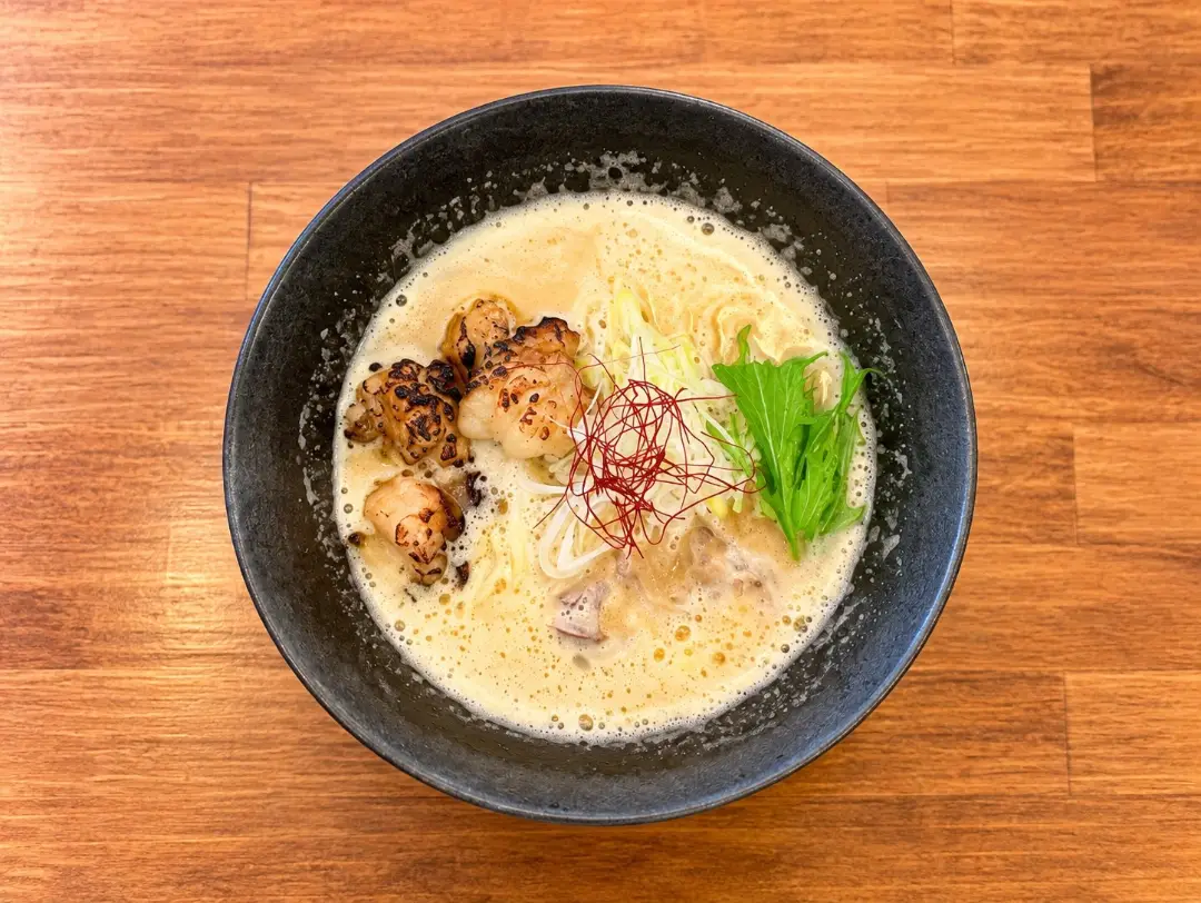 黒い器に盛りつけた鶏白湯ラーメン