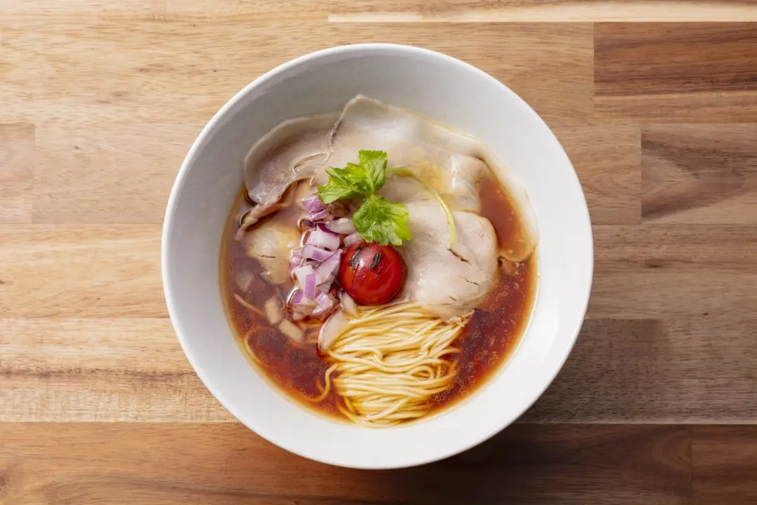 澄んだ醤油スープに麺と具材を盛りつけた一杯