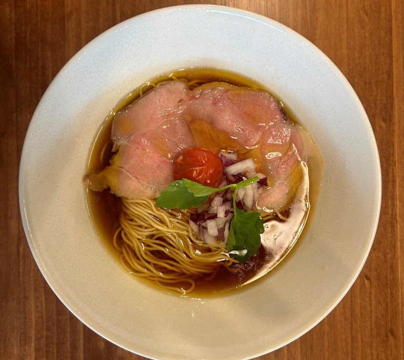 白い器に盛りつけた鶏醤油ラーメン