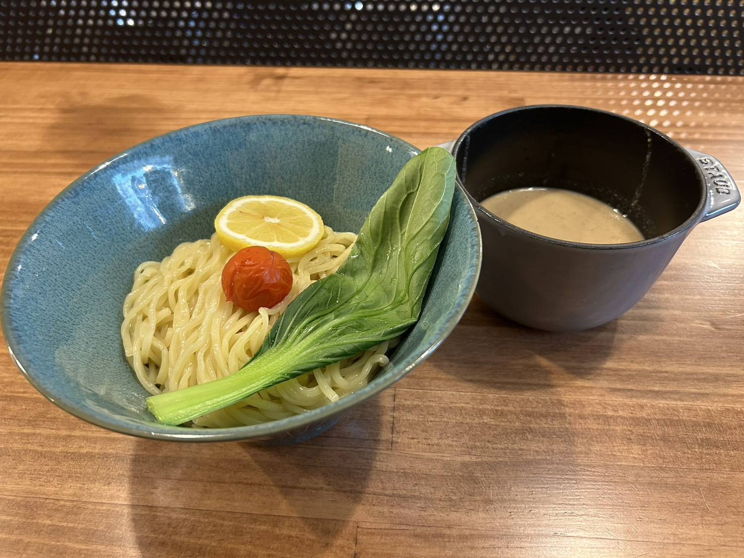 麺と鶏白湯スープを別々の器で出すつけ麺